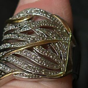 Elegant Silver and Gold Leaf Design Ring